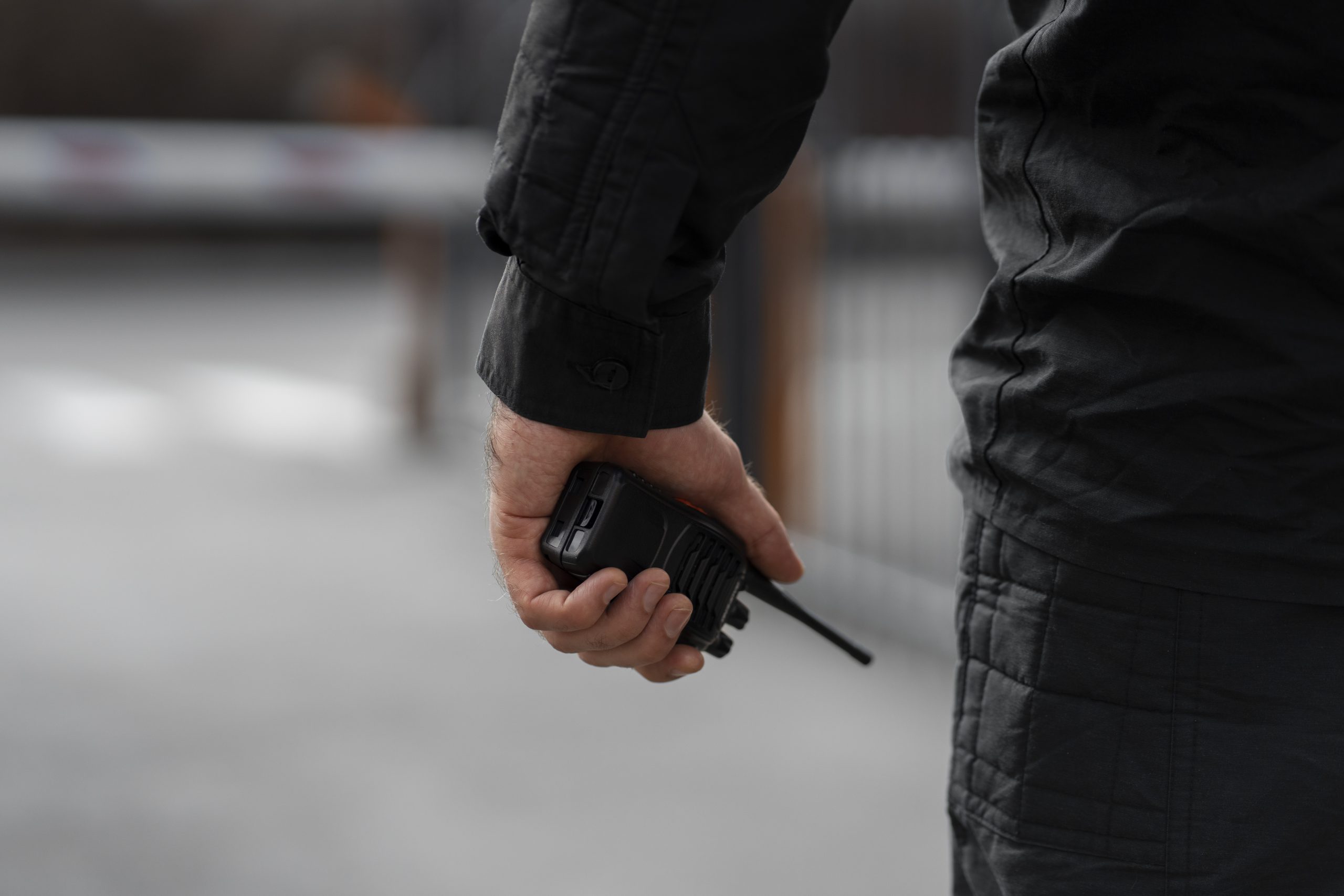 retrato de guardia de seguridad masculino con estacion de radio